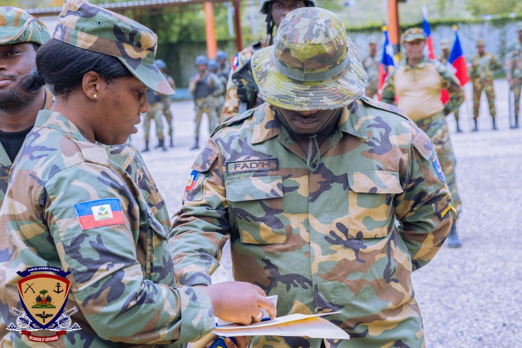 NOVAHAITIMEDIA's tweet photo. Les Forces Armées d’Haïti ont annoncé le renvoi avec déshonneur de deux membres de leurs rangs à l'issue d'une procédure disciplinaire menée conformément aux règlements militaires en vigueur.
Selon l'institution, cette décision traduit une volonté de préserver les valeurs de discipline, d'honneur et d'intégrité qui doivent guider l'exercice de la fonction militaire. Les autorités rappellent qu'aucun comportement susceptible de porter atteinte à la confiance de la population ou à la réputation des FAD’H ne fera l'objet de complaisance.
À travers cette mesure, le haut commandement entend renforcer l'image d'une armée républicaine, professionnelle et résolument engagée au service de la Nation.
#GOALTV 
Source :@forcesarmeesht