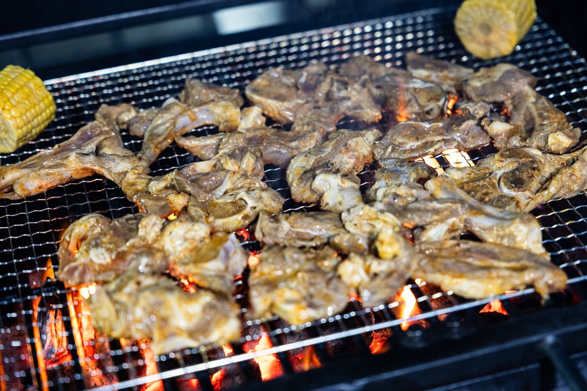 kman57move's tweet photo. 昨夜は群馬県館林でロヒンギャのブラザーたちのバーベキューにお招きいただいた。特製マサラで下味をつけた骨付きマトンやビーフ、チキンの肉塊を炭火で豪快に焼き、彼らの故郷ミャンマー・ラカイン州マウンドーに伝わる秘伝のソースでいただく。

日頃から彼らと交流のある方々も集まり美味しい料理を囲みながら語らう、心温まる夜でした。Besi Shukria! #Rohingya