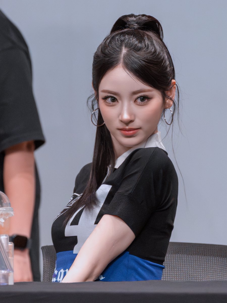 Flaretea_'s tweet photo. 260605 TBL Fansign ​​​

#안나 #ANNA #미야오 #MEOVV https://t.co/rDLB7UTyqo