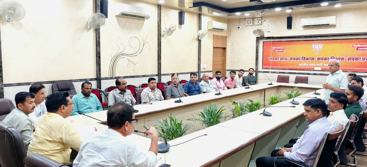 ajaeybjp's tweet photo. भाजपा प्रदेश कार्यालय, जयपुर में कार्यरत कर्मचारी/कार्यकर्ताओं के साथ परिचयात्मक संवाद हुआ।

इस अवसर पर प्रदेश महामंत्री व कार्यालय प्रभारी श्री @SharwanBagdiBjp जी एवं प्रदेश कार्यालय सचिव श्री @BJPMukeshPareek जी उपस्थित रहे। https://t.co/Gr4IIvBzAn