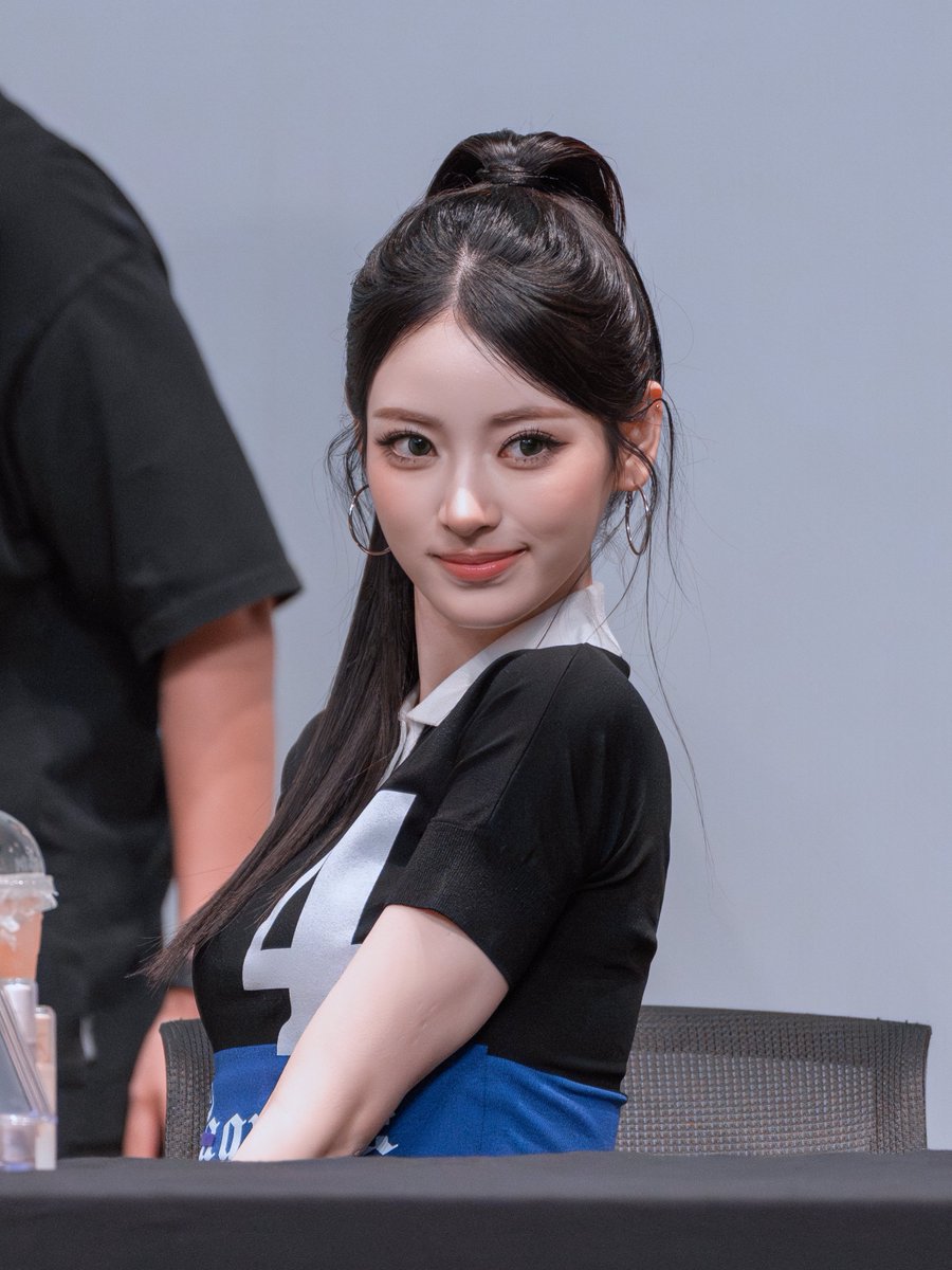 Flaretea_'s tweet photo. 260605 TBL Fansign ​​​

#안나 #ANNA #미야오 #MEOVV https://t.co/BrL3wHi4sp