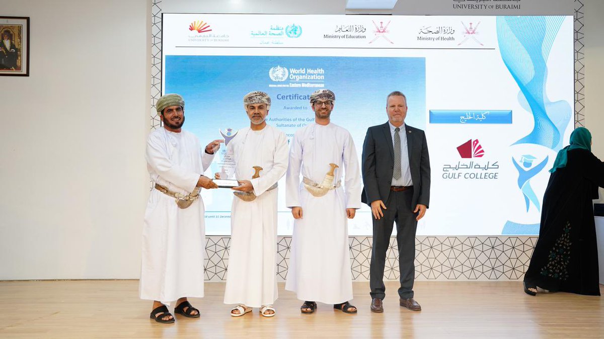 GulfCollege's tweet photo. حصول كلية الخليج على الاعتماد الإقليمي للمؤسسات التعليمية المعززة للصحة

حققت كلية الخليج إنجازاً جديداً يُضاف إلى سجل إنجازاتها المؤسسية، وذلك بحصولها على الاعتماد الإقليمي للمؤسسات التعليمية المعززة للصحة لتكون ضمن ثلاث مؤسسات تعليم عالٍ في سلطنة عُمان يتم تكريمها بهذا الاعتماد الإقليمي المرموق، في تأكيد جديد على التزام الكلية المستمر بتعزيز بيئة تعليمية صحية وآمنة ومستدامة.

وجاء تكريم الكلية خلال الحفل الذي أُقيم في جامعة البريمي بتاريخ 4 يونيو 2026 بتنظيم من وزارة الصحة وبمشاركة منظمة الصحة العالمية و وزارة التعليم الذي كان تحت رعاية السيد الدكتور حمد بن أحمد البوسعيدي محافظ البريمي وبحضور عدد من ممثلي مؤسسات التعليم العالي والجهات ذات العلاقة.

ويُعد هذا الإنجاز امتداداً لمسيرة كلية الخليج في مجال تعزيز الصحة المؤسسية، حيث كانت الكلية – بفضل الله تعالى – من أوائل ثلاث مؤسسات تعليم عالٍ في سلطنة عُمان تحصل على اعتماد مؤسسات التعليم العالي المعززة للصحة إذ حققت خلال العام الأكاديمي 2023/2024 المستوى الذهبي (Golden Level) وحصلت على  المركز الثالث ضمن مبادرة مؤسسات التعليم العالي المعززة للصحة، تقديراً لجهودها المتميزة في تعزيز الصحة داخل البيئة الجامعية. وقد شكّل هذا الإنجاز أساساً متيناً للارتقاء نحو الاعتماد الإقليمي الحالي. 

وفي هذا السياق تتقدم عمادة الكلية بخالص الشكر وعظيم التقدير إلى مركز شؤون الطلبة  وجميع منتسبيه، على الجهود الكبيرة والعمل المتواصل الذي بذلوه على مدى سنوات في دعم وتنفيذ المبادرات والبرامج الصحية والتوعوية، والتي أسهمت بشكل فاعل في تحقيق هذا الإنجاز النوعي. كما تتوجه الكلية بالشكر والتقدير إلى جميع منتسبيها وشركائها الذين أسهموا في ترسيخ ثقافة الصحة والرفاه المؤسسي داخل الحرم الجامعي.

وتؤكد كلية الخليج أن هذا الإنجاز يعكس التزامها الراسخ بتوفير بيئة جامعية داعمة للصحة الجسدية والنفسية والاجتماعية، بما ينسجم مع أفضل الممارسات والمعايير الإقليمية والدولية، ويعزز من دورها في إعداد طلبة يتمتعون بالوعي الصحي والمسؤولية المجتمعية، انسجاماً مع رؤيتها ورسالتها المؤسسية.