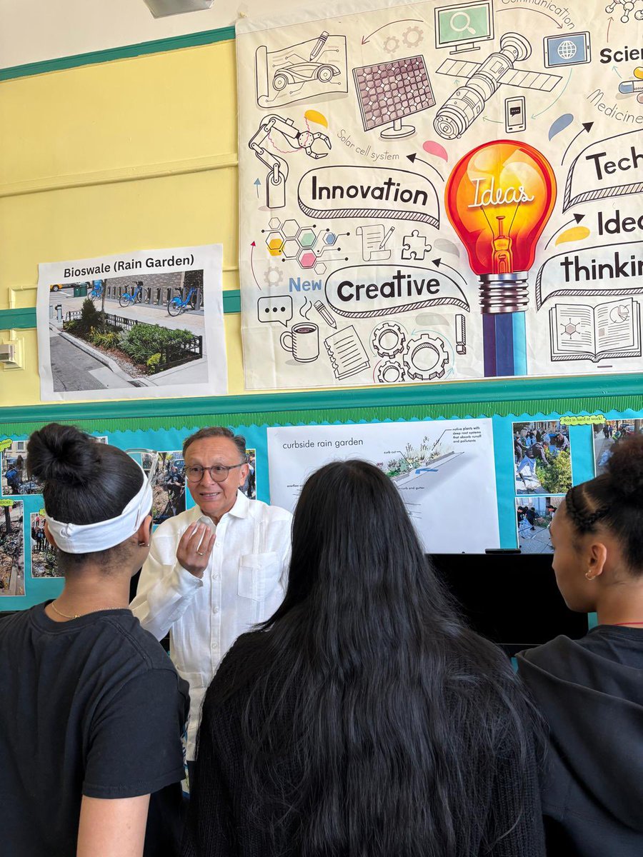 EcuadorONU's tweet photo. Last week, Ambassador @AndresMontalvoS received a warm welcome from the students at I.S. 171 The Magnet School of Leadership and Innovation, and had the pleasure of participating in an interactive dialogue about the work of a diplomat, the @UN sustainable development goals, and Ecuador’s unique geography and culture. 

Thank you to @globalnyc for coordinating this opportunity. 🇪🇨🌎📚