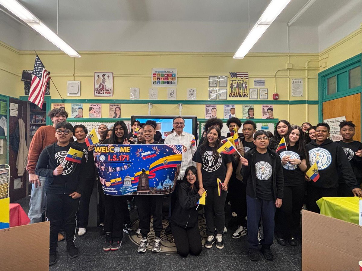 EcuadorONU's tweet photo. Last week, Ambassador @AndresMontalvoS received a warm welcome from the students at I.S. 171 The Magnet School of Leadership and Innovation, and had the pleasure of participating in an interactive dialogue about the work of a diplomat, the @UN sustainable development goals, and Ecuador’s unique geography and culture. 

Thank you to @globalnyc for coordinating this opportunity. 🇪🇨🌎📚