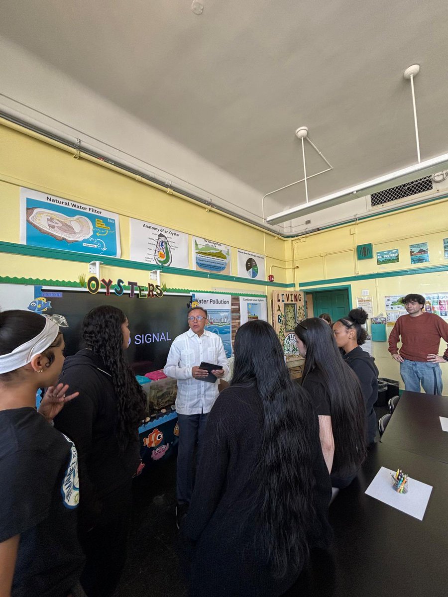 EcuadorONU's tweet photo. Last week, Ambassador @AndresMontalvoS received a warm welcome from the students at I.S. 171 The Magnet School of Leadership and Innovation, and had the pleasure of participating in an interactive dialogue about the work of a diplomat, the @UN sustainable development goals, and Ecuador’s unique geography and culture. 

Thank you to @globalnyc for coordinating this opportunity. 🇪🇨🌎📚