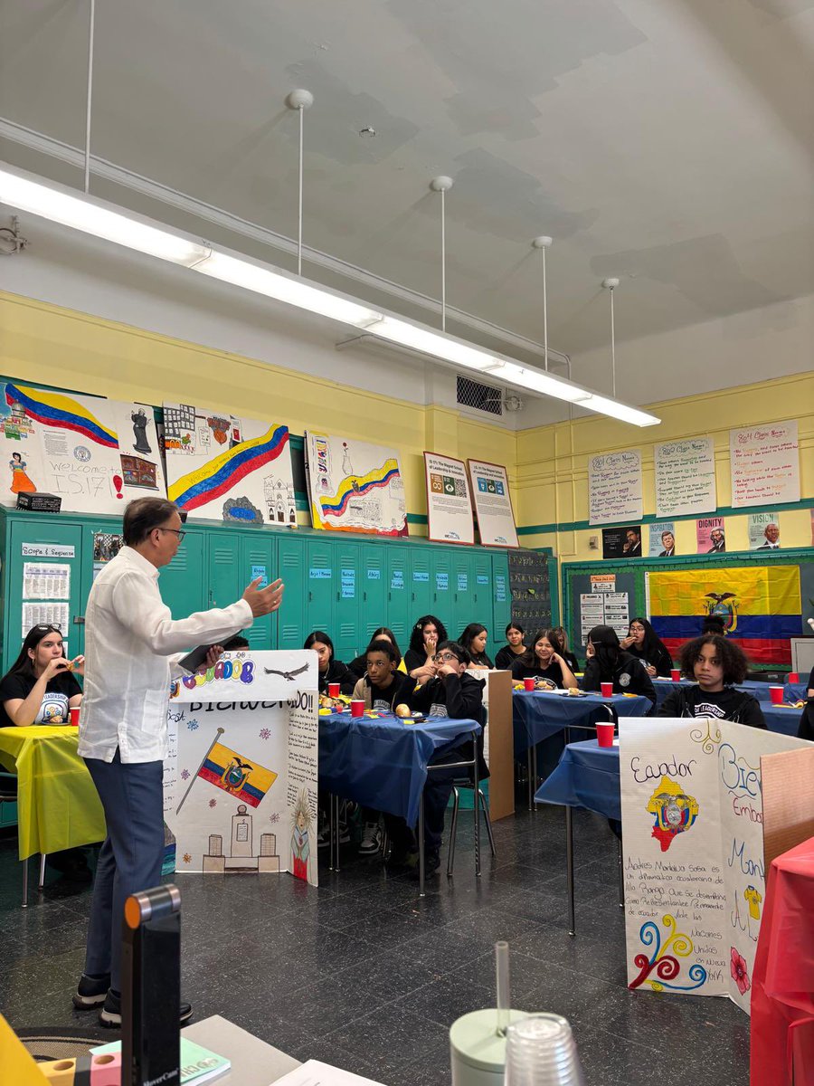 EcuadorONU's tweet photo. Last week, Ambassador @AndresMontalvoS received a warm welcome from the students at I.S. 171 The Magnet School of Leadership and Innovation, and had the pleasure of participating in an interactive dialogue about the work of a diplomat, the @UN sustainable development goals, and Ecuador’s unique geography and culture. 

Thank you to @globalnyc for coordinating this opportunity. 🇪🇨🌎📚
