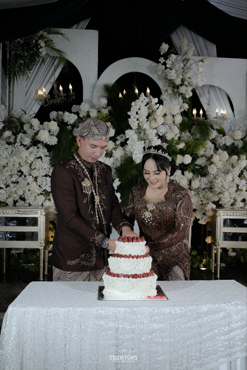 reszaaf's tweet photo. buat kakak kakak kalo kalian belum pada tau, ini namanya nikah ya https://t.co/SehMQajN7g