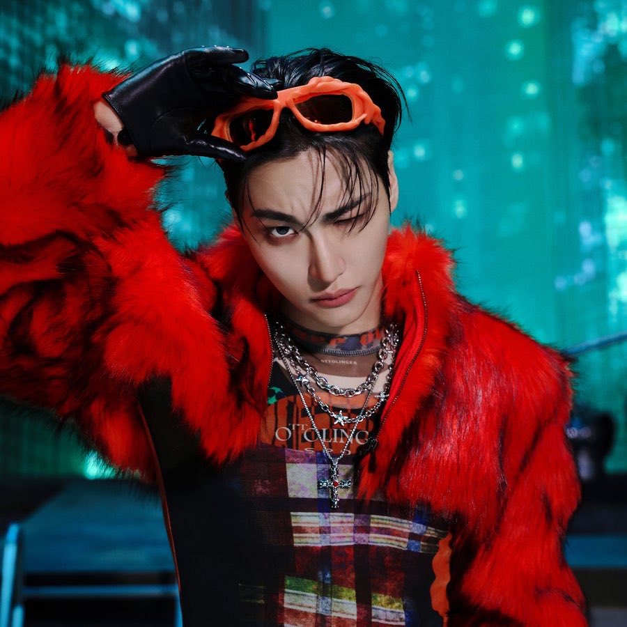 lesbians4woogi's tweet photo. oh no one is touching him when he’s wearing a fur coat https://t.co/fe3p4J6HVA