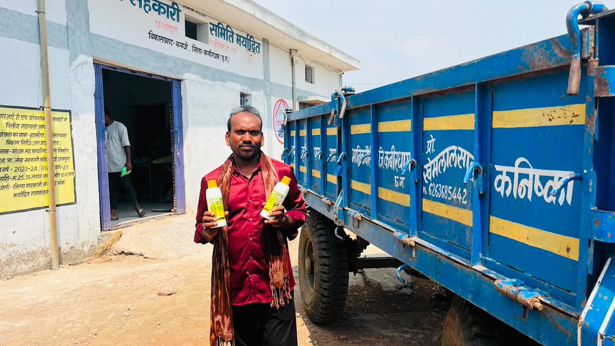 KabirdhamDist's tweet photo. समय पर खाद उपलब्ध होने से किसान खेमलाल साहू ने शुरू की खरीफ की तैयारी, नैनो यूरिया और नैनो डीएपी को बताया सुविधाजनक विकल्प

जिला प्रशासन की निगरानी में सुचारू खाद वितरण और नैनो उर्वरकों की जानकारी से किसान आधुनिक एवं किफायती खेती की ओर बढ़ रहे हैं

#NanoUrea #NanoDAP https://t.co/X1IH1irWhx