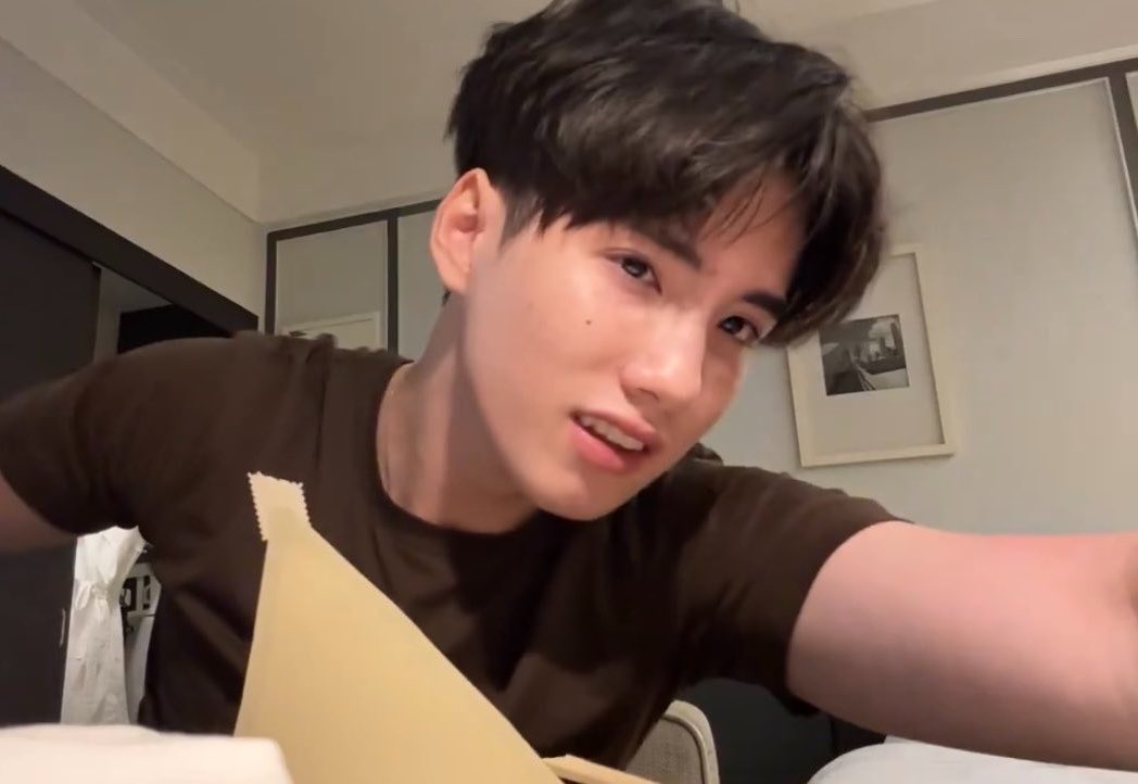 mmiinnttss's tweet photo. หล่อ หมายถึง มีรูปร่าง หน้าตา หรือบุคลิกที่ดูดี น่ามอง และดึงดูดใจ โดยมักใช้กับผู้ชาย

ตัวอย่างการใช้:
“เขาหล่อมาก” = เขามีหน้าตาดี
“หล่อแบบอบอุ่น” = ดูใจดี น่าเข้าหา
“หล่อเท่” = ดูมีสไตล์ มีเสน่ห์
“หล่อทั้งหน้าตาและจิตใจ” = ไม่ได้หมายถึงรูปลักษณ์อย่างเดียว แต่รวมถึงนิสัยและการกระทำที่ดีด้วย

ในความหมายกว้าง คำว่า หล่อ อาจไม่ได้หมายถึงหน้าตาเพียงอย่างเดียว แต่รวมถึงความมั่นใจ บุคลิก ความสามารถ และเสน่ห์ที่ทำให้คนอื่นรู้สึกชื่นชอบด้วย

ถ้าถามแบบแฟนคลับ BUS หลายคนอาจให้นิยามสั้น ๆ ว่า“หล่อ คือ ภูธัชชัย” 🤭💘 #phutatchai