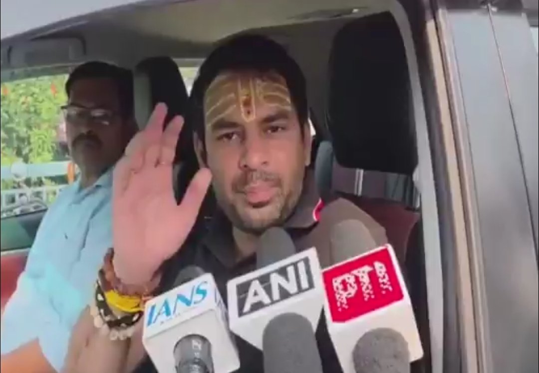 tsh52022's tweet photo. बिहार के नेताओं को खान सर से सीखनी चाहिए! 🙏
 तेज प्रताप यादव स्वास्थ्य मंत्री रहे, लेकिन बिहार के लिए कोई बड़ा काम नहीं किया।
 खान सर ने एक साधारण शिक्षक होकर वो कर दिखाया जो नेताओं की सोच से परे है।
आज तेज प्रताप बयान देते हैं कि खान सर को देश से बाहर निकालो!
अपने बयानों से हमेशा परिवार में विवाद खड़ा करने वाले तेज प्रताप, अब 'यादव-मुस्लिम' कार्ड खेलकर तेजस्वी यादव को भी भारी नुकसान पहुँचा रहे हैं। जनता सब देख रही है।
#BiharDevelopment #TejPratap #TejashwiYadav #KhanSir @RJDforIndia
@khan__sir_patna