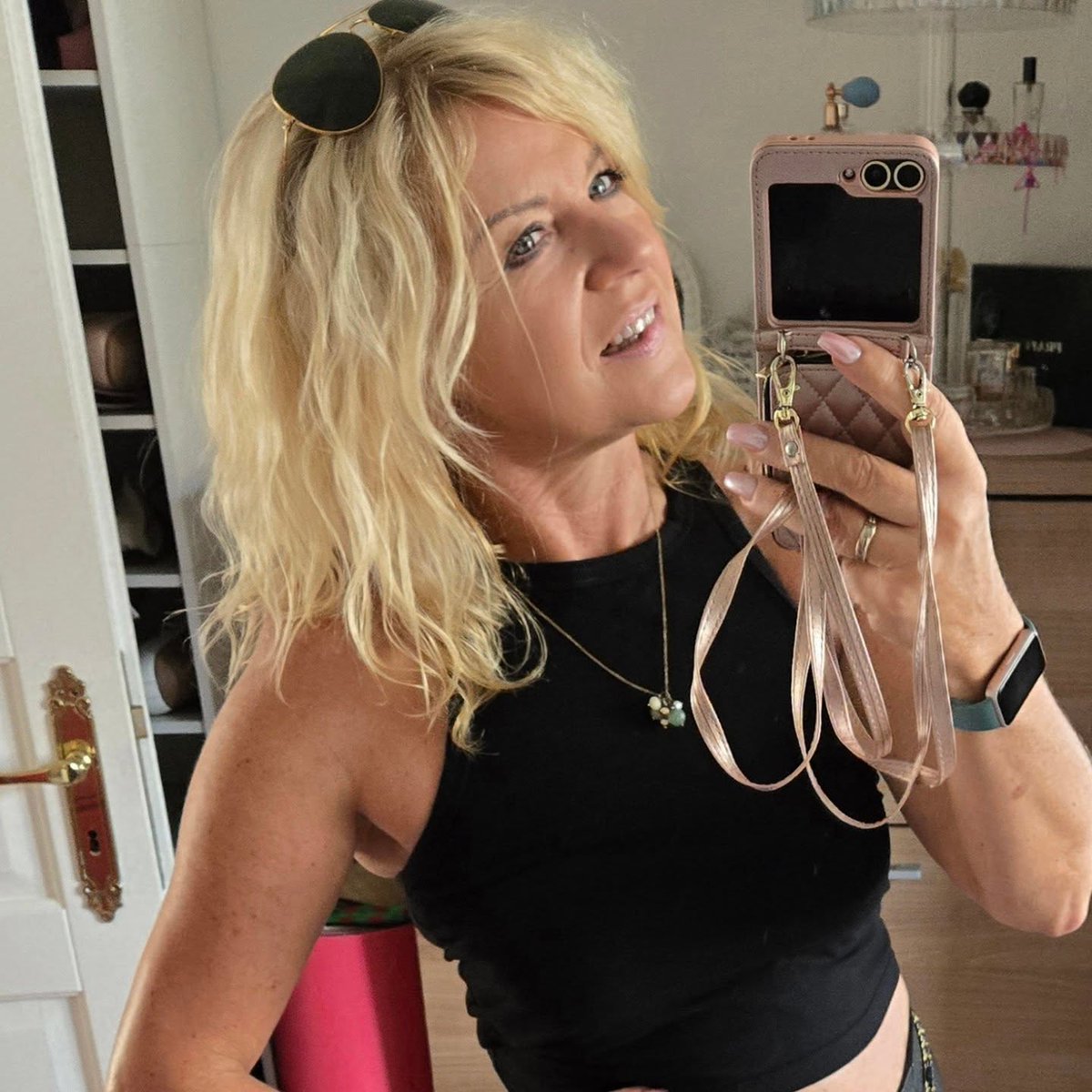 SimoneFlX's tweet photo. If an older woman flirted with you, would you flirt back? 😉 https://t.co/OzZkuQQzT4