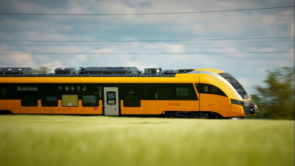 Lukasz_Malin's tweet photo. 🚆Pociąg @pesabydgoszcz dla @RegioJet pojechał 200 km/h na torze doświadczalnym VUZ Velim w Czechach. Na przejazdy w ruchu regularnym z pasażerami jeszcze poczekamy. 
😐 Trochę szkoda, że to nie polski przewoźnik jako pierwszy zamówił składy na taką prędkość.
Info: https://t.co/vCPi9pKyx0