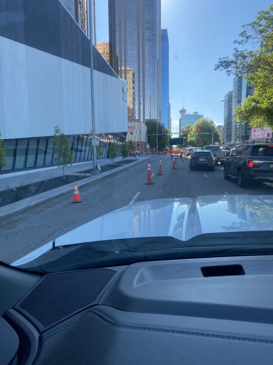 yycdaytrader1's tweet photo. @cityofcalgary Hey I know your staff mostly work from home, but some of us have to commute to downtown everyday. Doesn’t help when you dug a hole on Bow Trail and shut down two lanes on 9 Ave. No one is working this morning and looks like the work is done here https://t.co/jjzW38JB9A