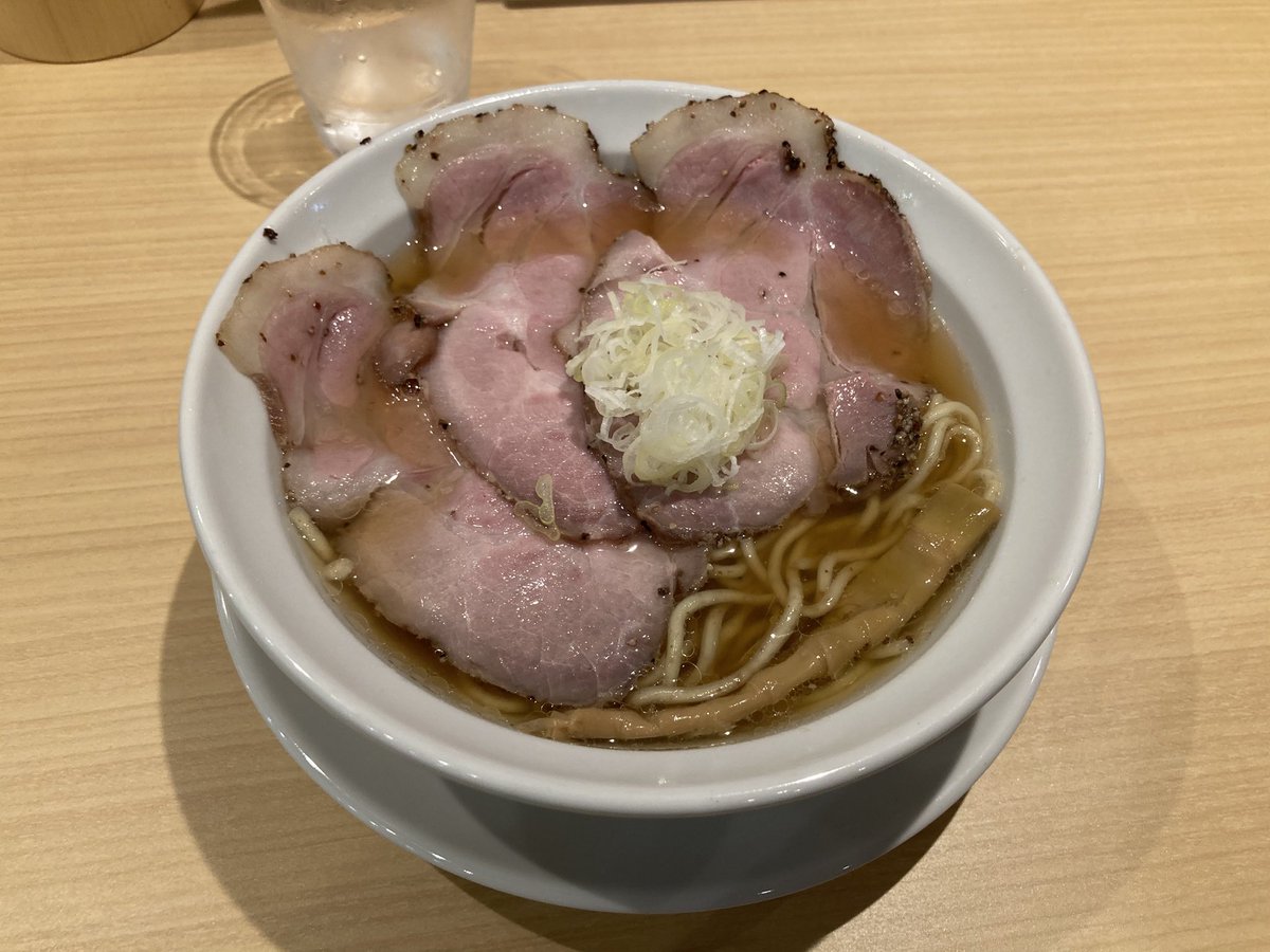 ryu_ayafeel's tweet photo. 近所に新しくできたラーメン「麺屋優光」に行ってきた！

貝ダシが効いててめちゃ美味しかった！

値段も990円とお安め！
替え玉もありで満足！ https://t.co/wjqbRx7LPQ