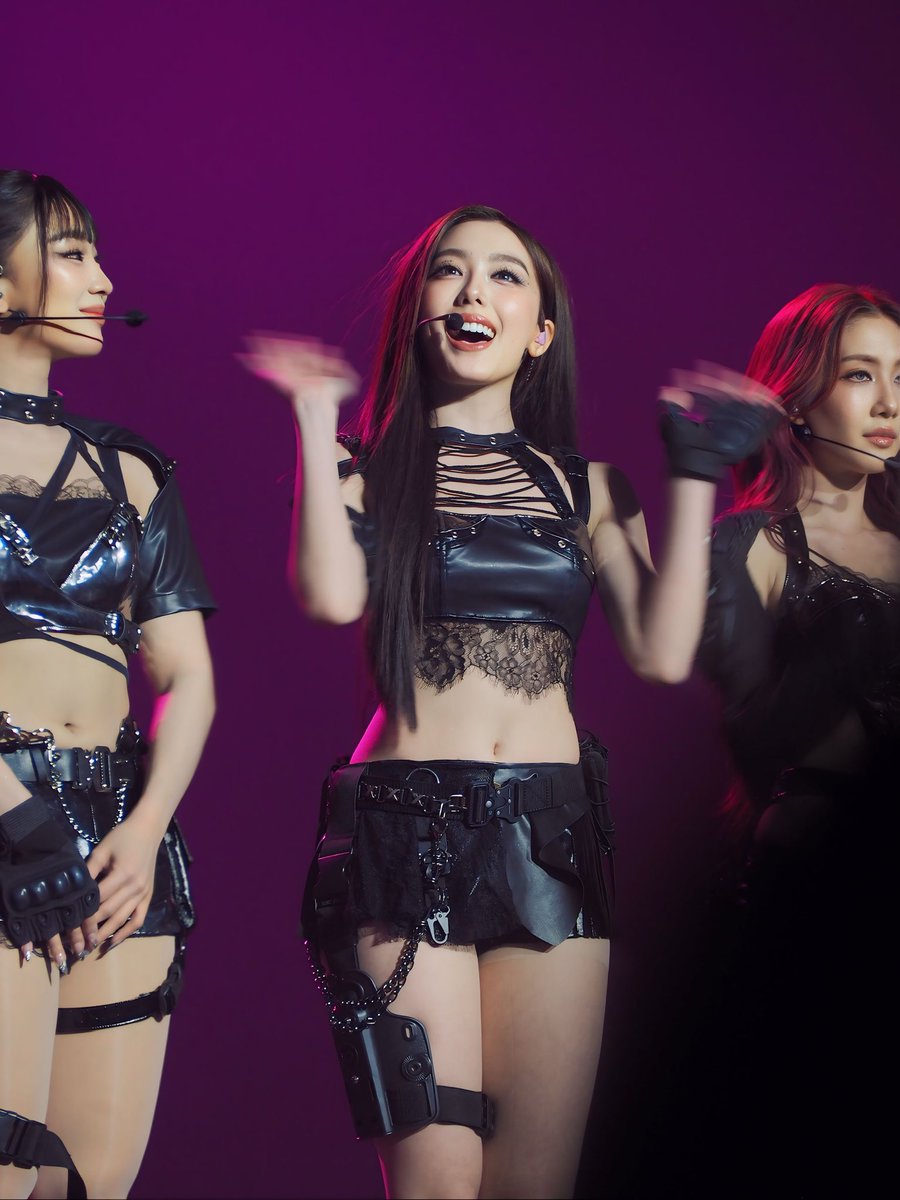 TangNK's tweet photo. รูปนี้เหมือนได้อ๊ะ ตอนในรายการกลับมาเลยย 😘🐰
#Aheye4eve #อ๊ะอาย4eve #4EVE 
#4EVEUnchainedConcert https://t.co/WztNZveEPs