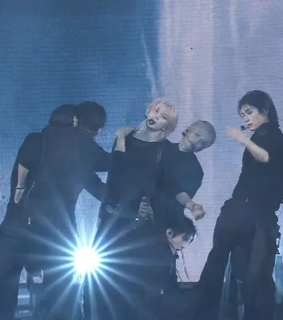 yeppimails's tweet photo. the hand placements are different from the comeback showcase... are they changing it every performance?? 😳
https://t.co/tlhvEJhKdP
https://t.co/ie3lXwWHLW