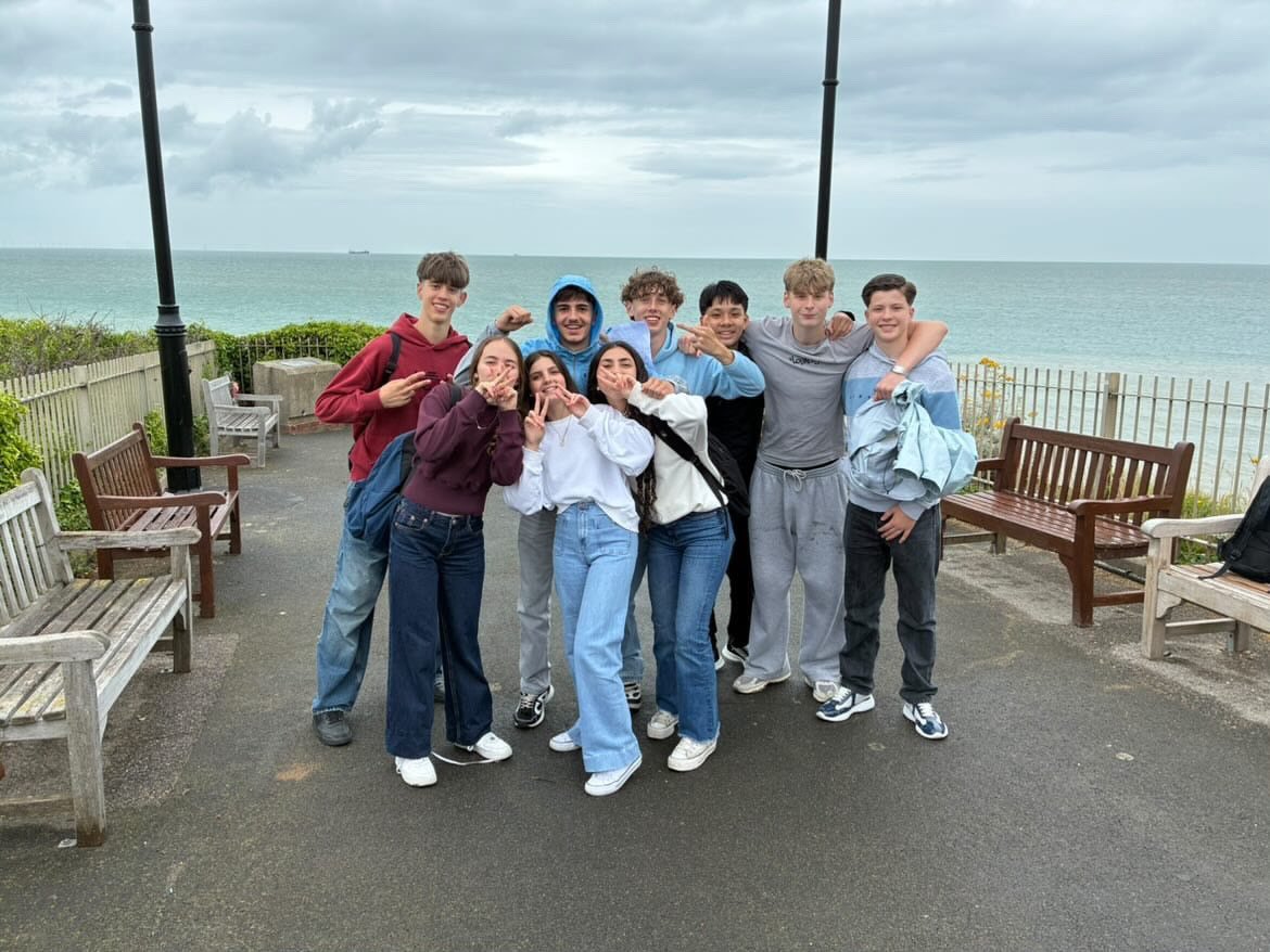IES_ProfD_Ortiz's tweet photo. Primer día de actividades de nuestro alumnado en Broadstairs. Aunque el día ha estado pasado por agua, no ha sido excusa para conocer la ciudad, ir a las clases, hacer una gymkana y conocer a otros estudiantes. Esta noche, disco https://t.co/I9o8nulOtK