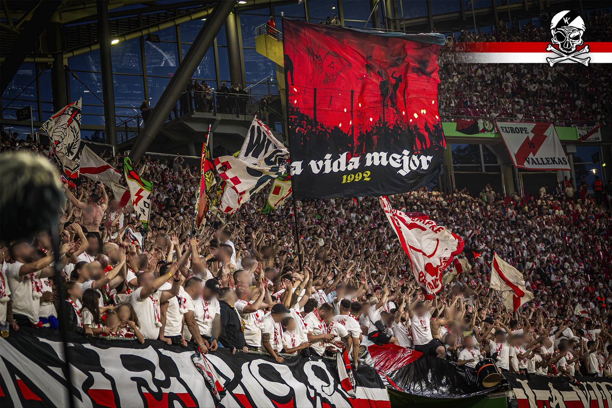 bukaneros92's tweet photo. FINAL LEIPZIG, EL AMBIENTE

En 102 años de historia nunca habríamos imaginado estar animándote en una final europea.

Mucho menos que estuvieras arropado por once mil rayistas.

Porque eres el orgullo de un barrio obrero. https://t.co/mKffMncdoc
