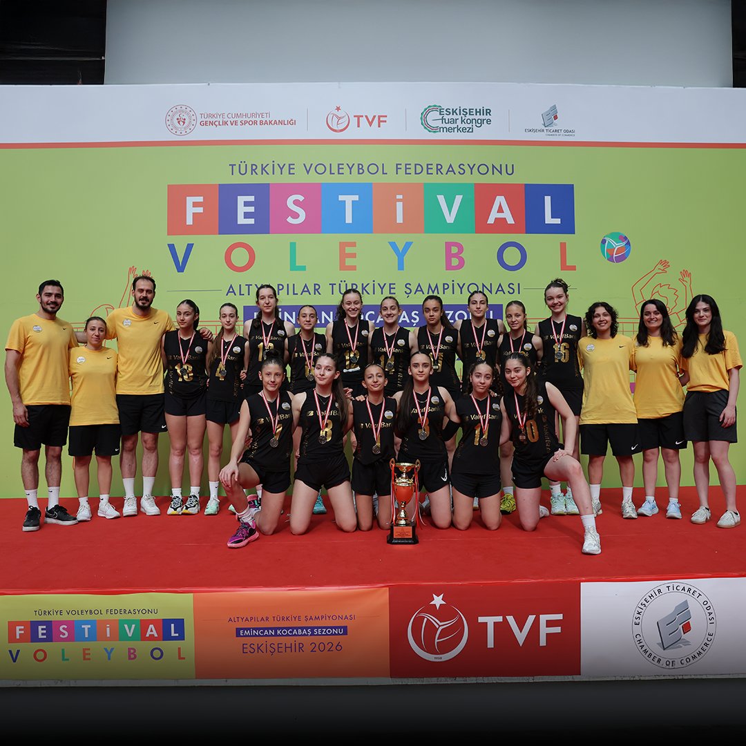 VakifBankSK's tweet photo. Midi Kızlar Türkiye Şampiyonasını ikincilikle tamamlıyoruz! 👏👏
Gösterdikleri performans için takımımızı ve teknik ekibimizi tebrik ederiz 💛🖤

Maç Sonucu ⤵️
Es Voleybol 3-0 VakıfBank
Setler: 25-8 / 25-8 / 25-19 https://t.co/b1prltepY5