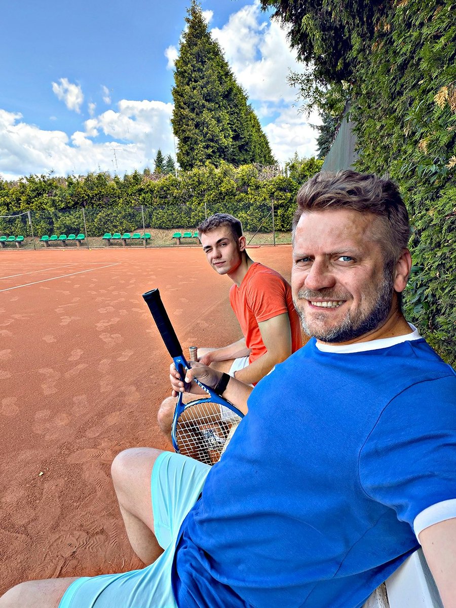 marcinmazur_com's tweet photo. Luźniejszy dzień w pracy, więc razem z Miłoszem poszliśmy na godzinę pograć w tenisa. Korty mamy praktycznie koło domu więc skorzystaliśmy z okazji i poszliśmy potrenować. 
Taki mały resecik od spraw firmowych.

Fajny dzień, musimy tak częściej. https://t.co/F1xCdMOAyG