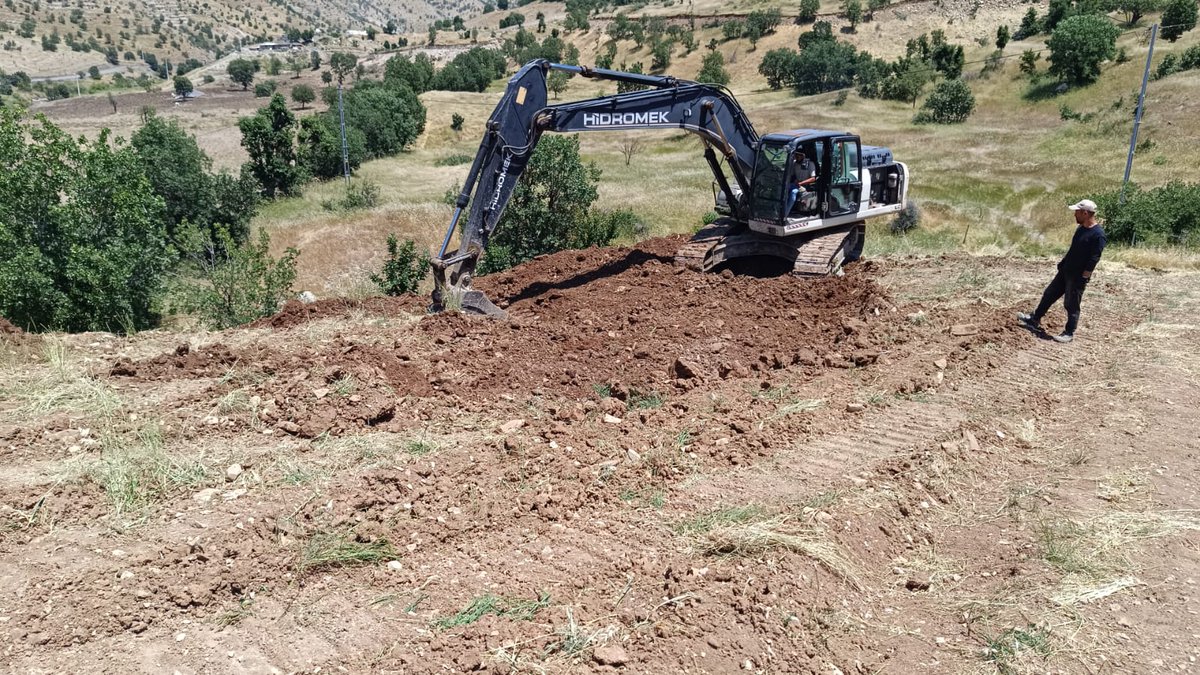 DiloMami's tweet photo. Ömür biter köy işleri bitmez... https://t.co/7rKw85pRHm