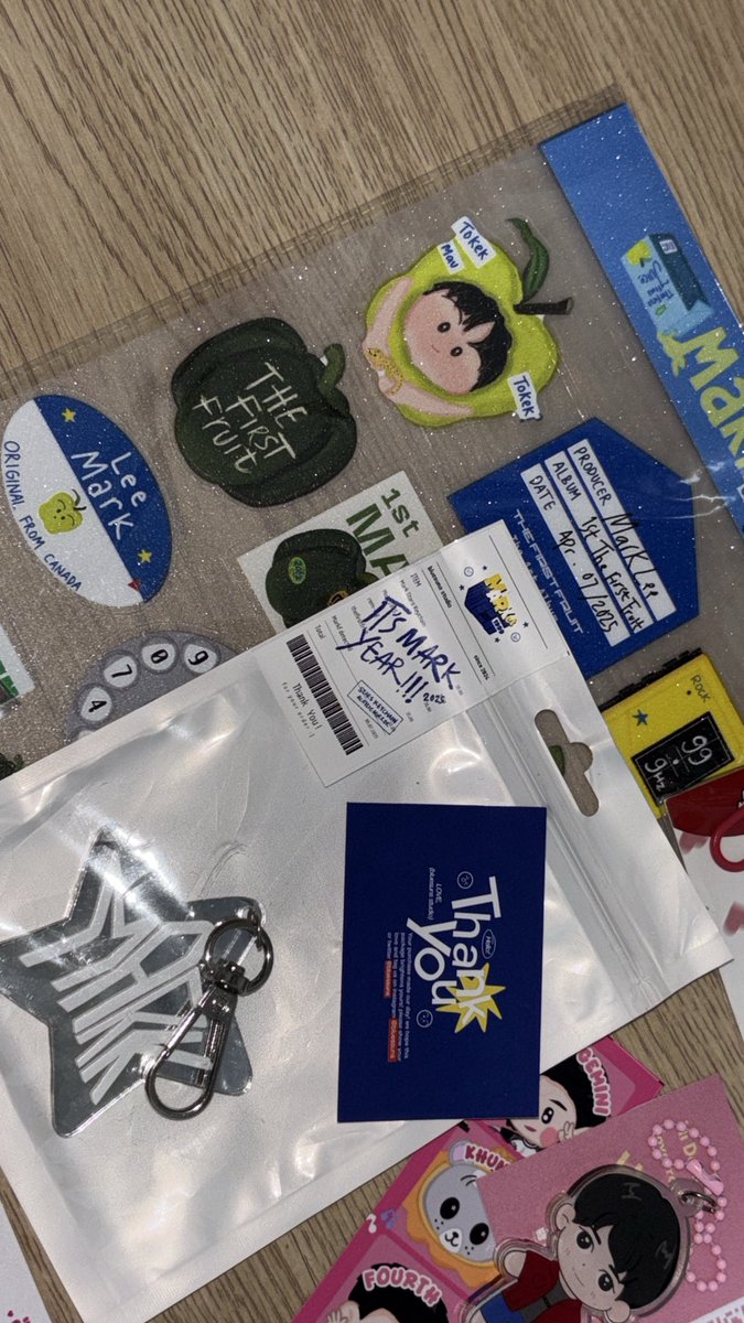 xenkanan's tweet photo. @bluessuns 

Awalnya mengincar collect box nya mark lee tapi kata kakaknya defect(?) jadi gak jadi 😞😞 DAN GUE LUPA INCERAN GUE SEBENARNYA ADALAH KEYCHAIN HAECHAN FAKKKK GAK KEBELI https://t.co/X0M70DXAWz