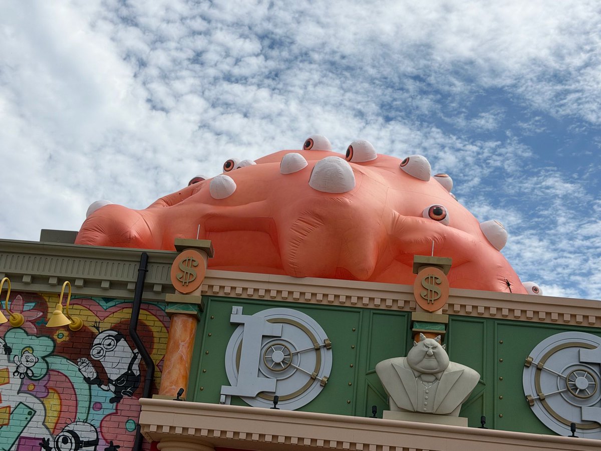 insideuniversal's tweet photo. Monsters have taken over Universal Studios Florida! A pair of inflatable creatures from the upcoming film Minions &amp; Monsters have appeared atop buildings around Minion Land. @UniversalORL https://t.co/bLrVSdvOuM