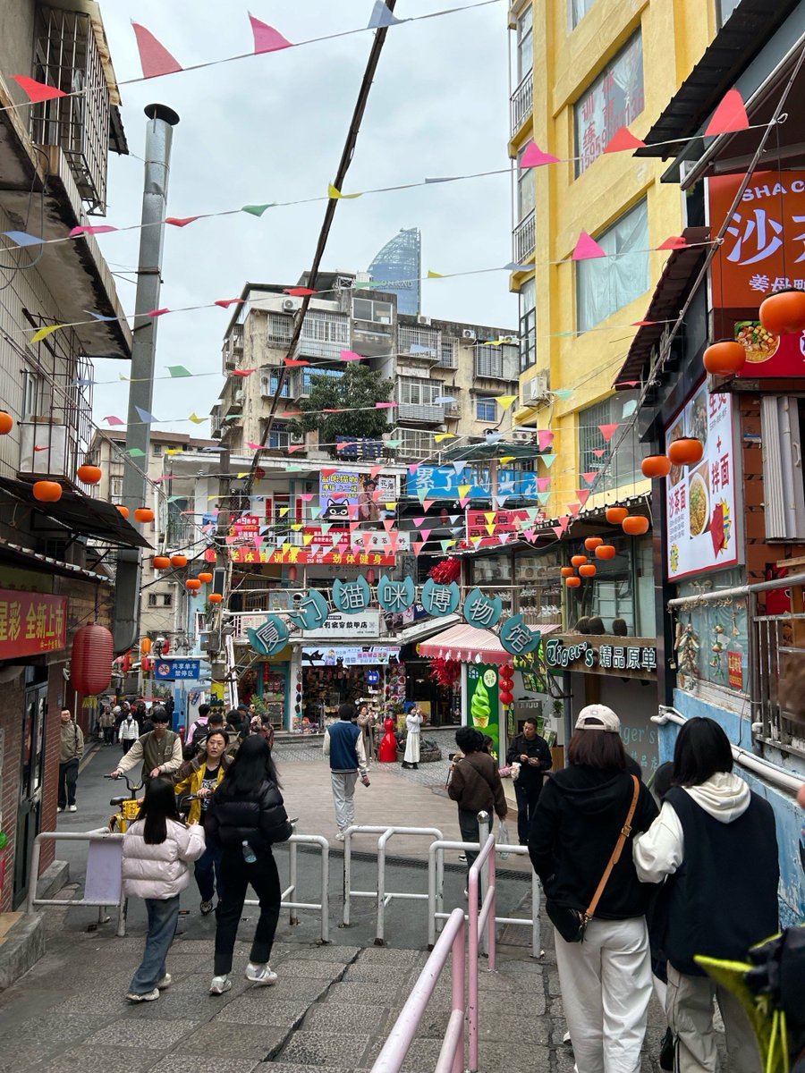 HannahLois85's tweet photo. Just random street vibes caught on camera today—love the tiny, unexpected details hiding in plain sight. https://t.co/m9DZfuBJGl