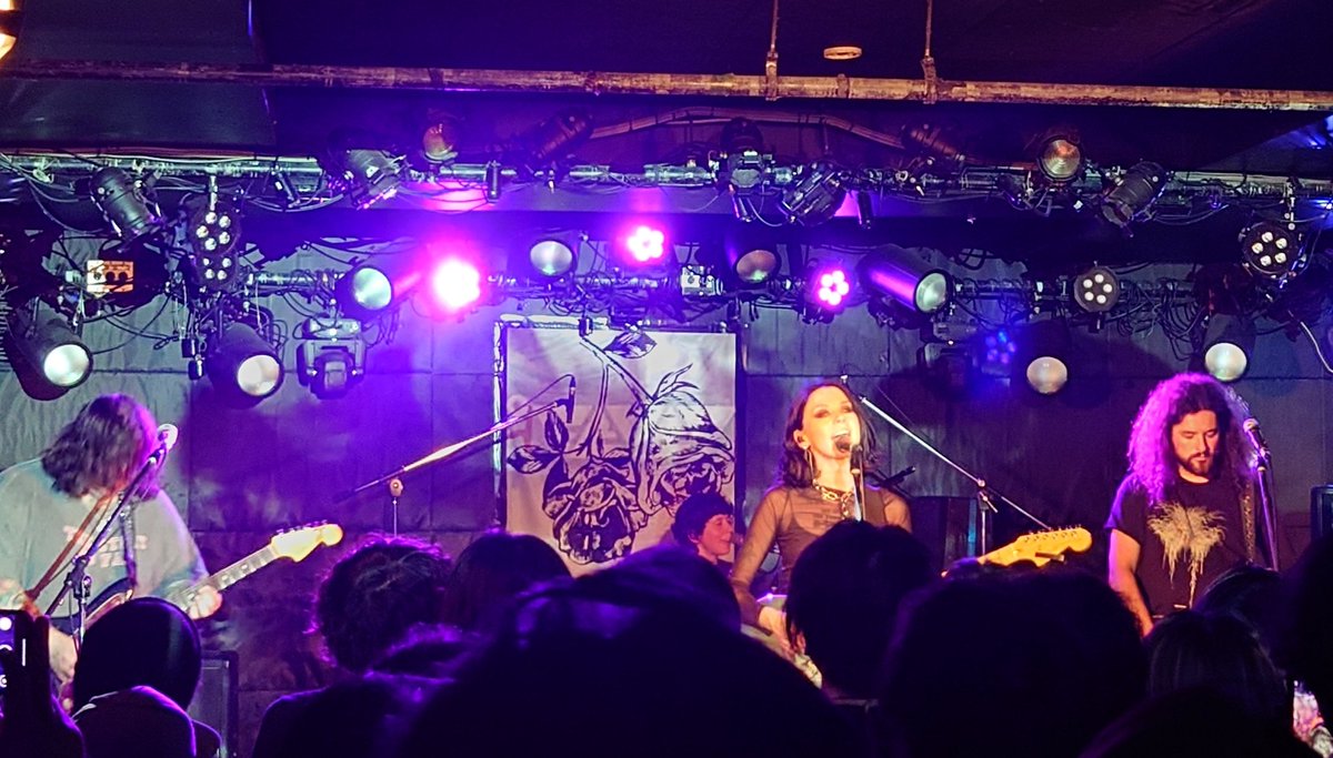 kaz666ct's tweet photo. #softcult 、前座が爆音だったので最初はちと拍子抜けしてしまったけど、3曲目くらいからいい感じになった。いい意味で荒削りな演奏が良い。ドラムのPhoenixは少し疲れてたかな?ステージ下手の巨漢サポートギターさんがとても良かった。そしてフロントのMercedesがLaufeyよりも年上と知ってびっくり。 https://t.co/TooNL4I5mW