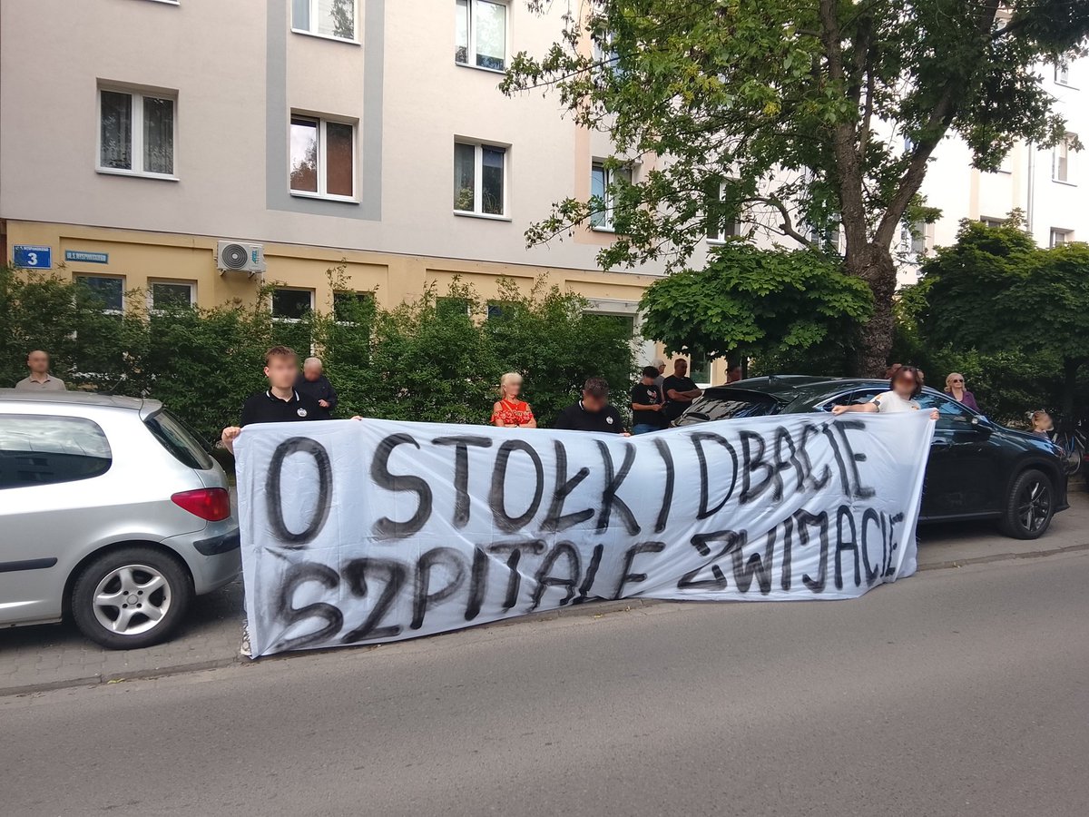dolokar39's tweet photo. Nacjonaliści po stronie ludzi pracy i szarego człowieka!

Protest przeciwko konsolidacji szpitala w Mielcu. https://t.co/tMXazC6wWm