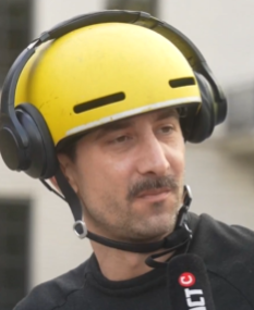 ThorbenIsbert's tweet photo. @DerPaulKlemm @projektm1llion Mir ist nicht so recht klar, wie die Kombination aus Helm und Hörschutz (?) eigentlich funktionieren soll. https://t.co/YeFwwxW50k