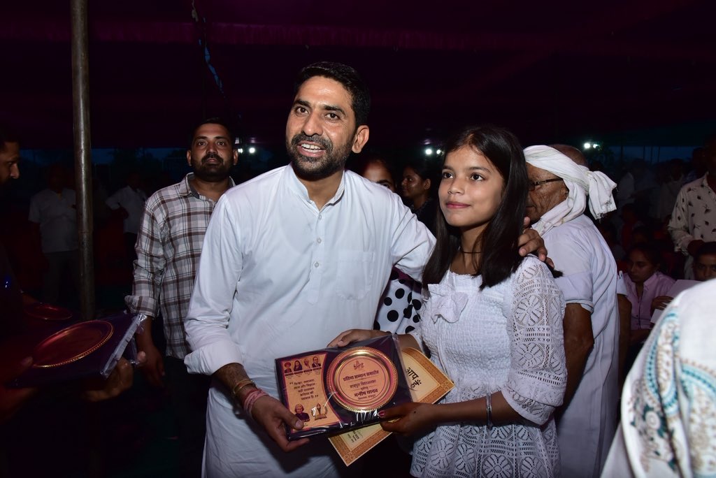 ManishYadavIn's tweet photo. इस कार्यक्रम में आसपास क्षेत्र के कई गांवो के प्रतिभाशाली छात्र-छात्रा शामिल रहे ।
यह कार्यक्रम केवल सम्मान का अवसर नहीं था, बल्कि शिक्षा, प्रतिभा और युवा सपनों के उत्सव का एक प्रेरणादायक मंच भी बना। https://t.co/t7VPswnfCy