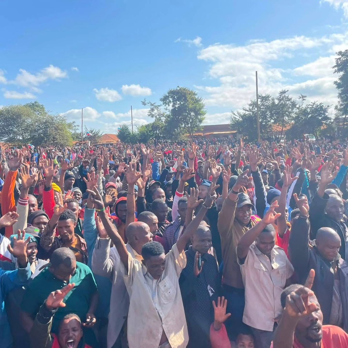 ShundoGaston's tweet photo. Watanzania wenzetu wa  Karatu leo, hii mikutano itabidi  jeshi la zimamoto na uokoaji wafanye maandalizi ya kuleta vifaa vya Oxygen. Hii Idadi inaonesha kuna uhitaji wa Oxygen, hii operation Katiba Mpya, Free Tundu Lissu ni hatari. 
 Mkutano upi unadhani ulitisha  kwa wingi wa watu ?