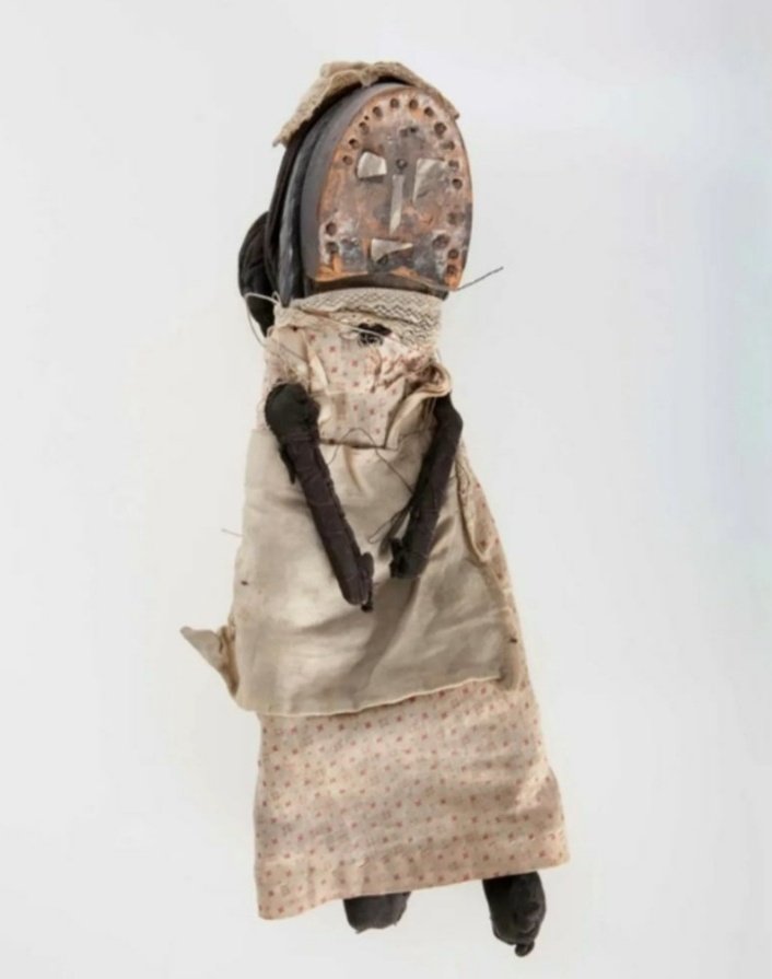 cinesrimuse's tweet photo. Poverty never stopped children from playing. This shoe doll, made in around 1905 in London, was crafted from a worn-out man's shoe heel, fabric scraps, and an old black sock for hair. It is now preserved in the Museum of Childhood. https://t.co/P2WX8QD0xm