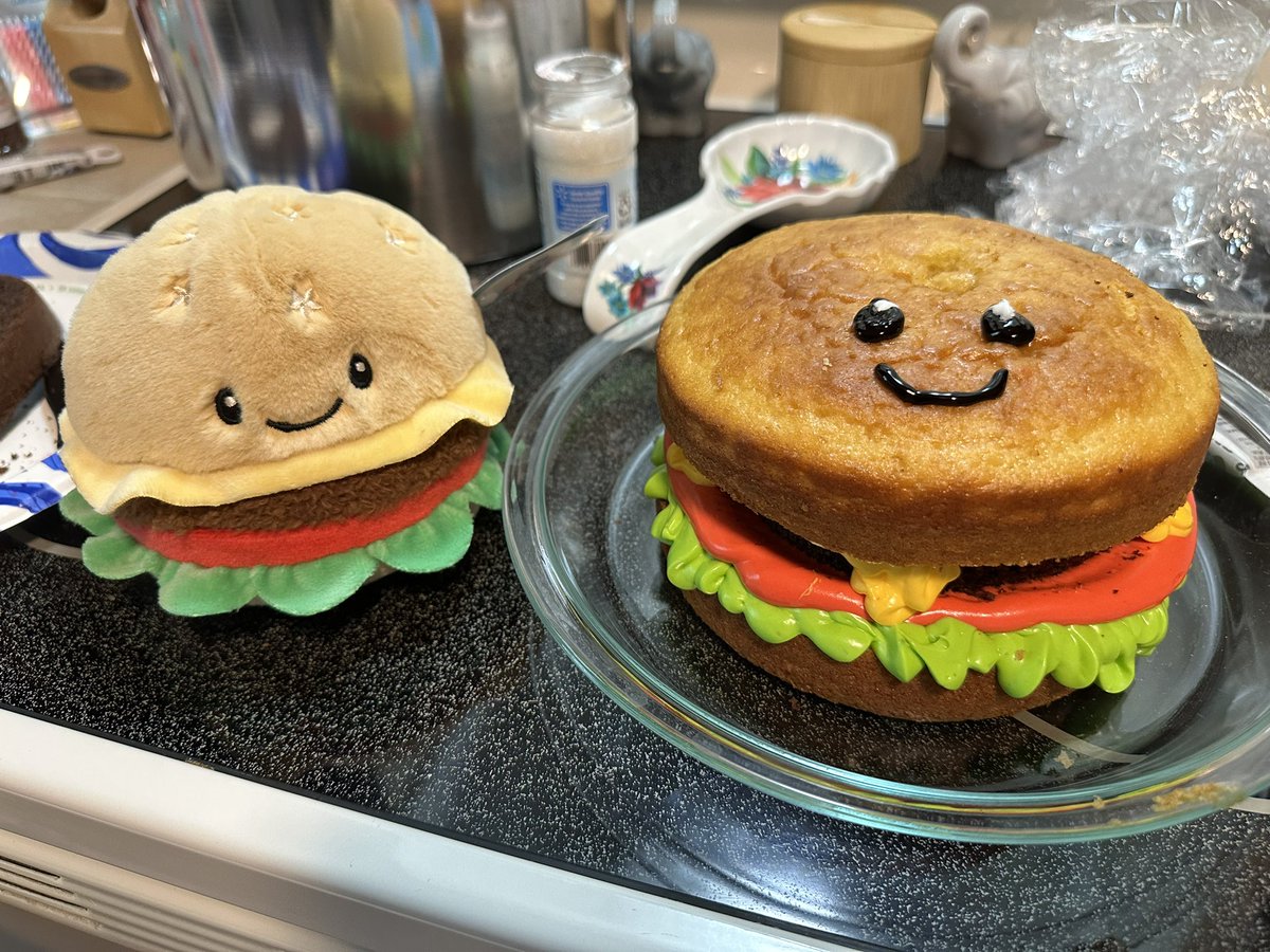 yeonieflirt's tweet photo. jiho calls went amazing <3 i made a hamboogie cake for his birthday n he loved it so much 🥺🥺 https://t.co/O9GvuAlHcO