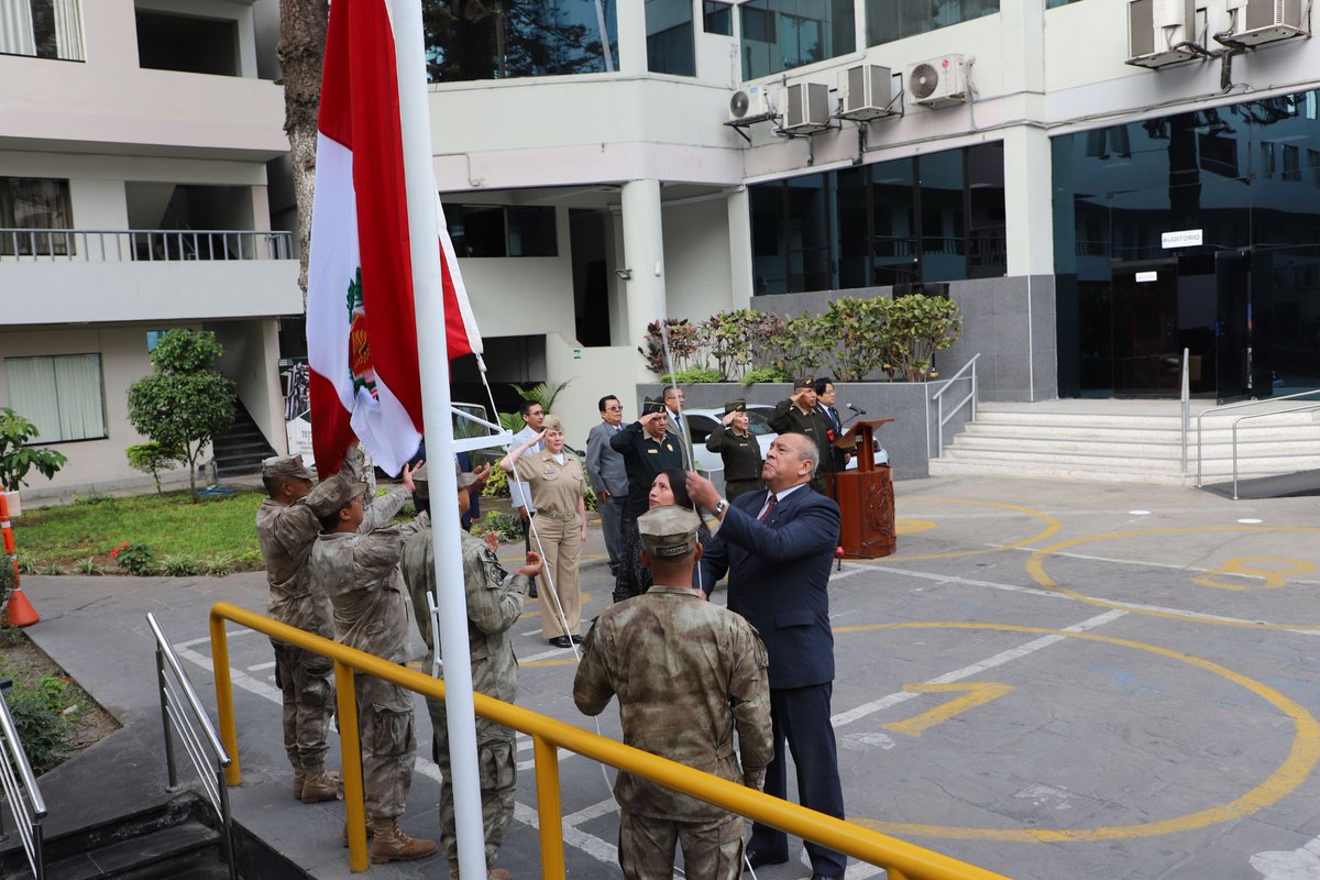 FMPPeru's tweet photo. El Fuero Militar Policial realizó su tradicional ceremonia de izamiento del Pabellón Nacional. En esta ocasión, Carlos Villarán Soto y Lesly Milla Acosta tuvieron a su cargo el izamiento de nuestro bicolor. 🇵🇪✨

#Izamiento #FMP #PabellónNacional https://t.co/NeqTtgdH9P
