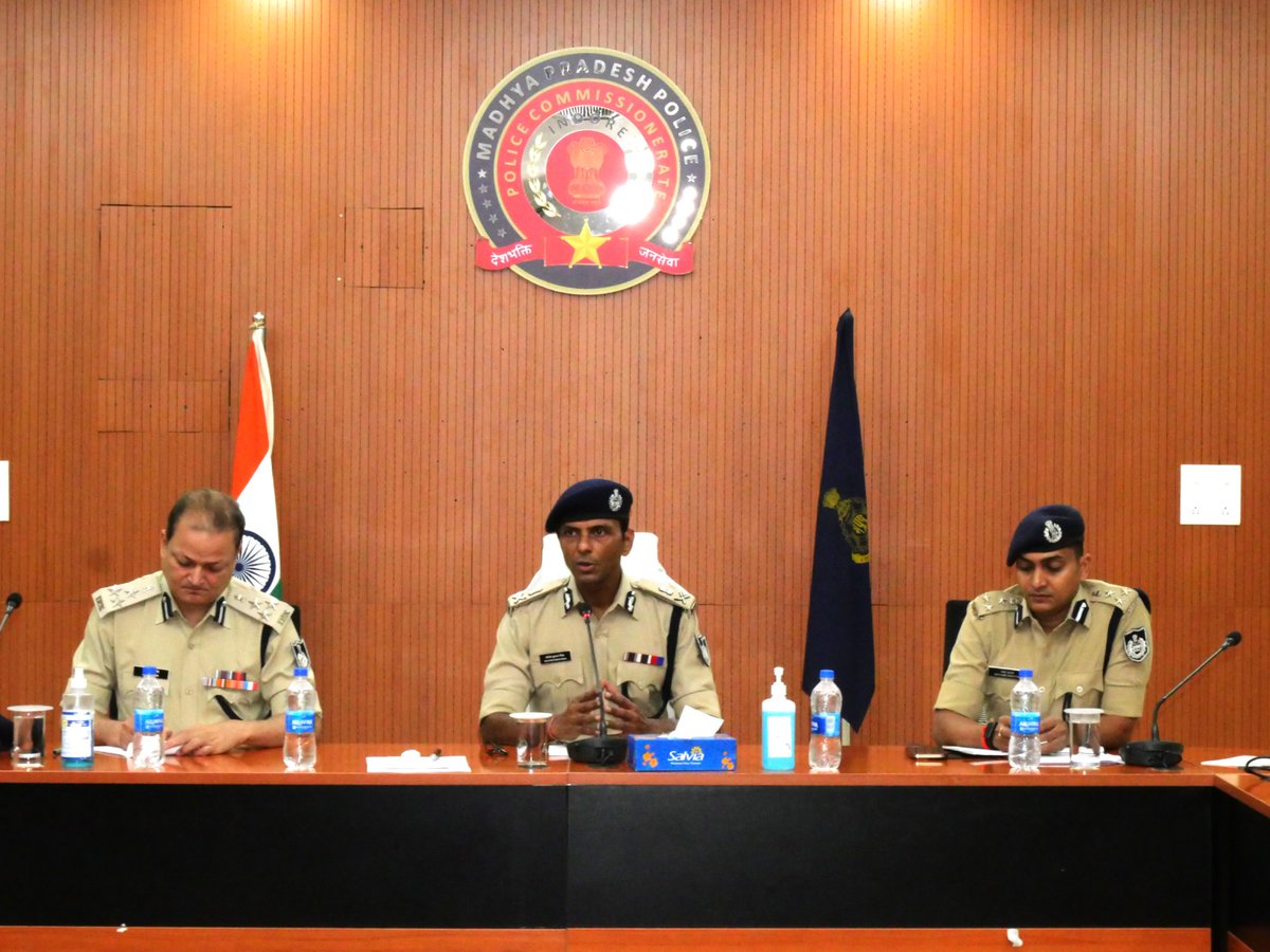 CP_INDORE's tweet photo. पुलिस कमिश्नर इंदौर ने ब्रिक्स सम्मेलन के मद्देनजर सुरक्षा व्यवस्था व तैयारियों  के संबंध में ली पुलिस अधिकारियों की बैठक।
पर्याप्त पुलिस व्यवस्था के साथ विशेष सर्तकता रखने हेतु दिए आवश्यक दिशा निर्देश । https://t.co/sYFA57dmr5