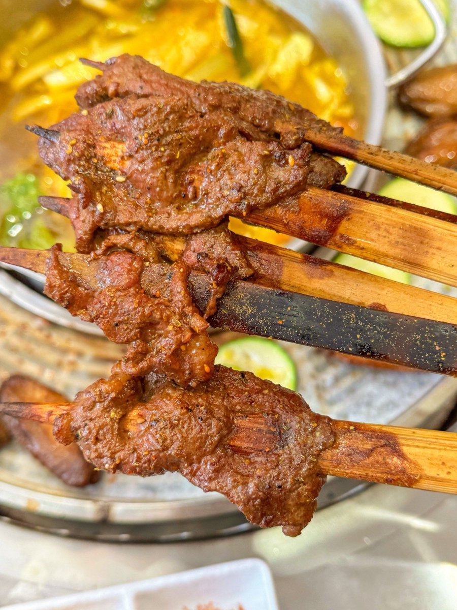 thatmikeyp's tweet photo. Gotta love the late-night street skewers! Juicy meat, crispy veggies, and that smoky flavor hit different after a long day.  #StreetFoodVibes， https://t.co/Po2JDieeuP