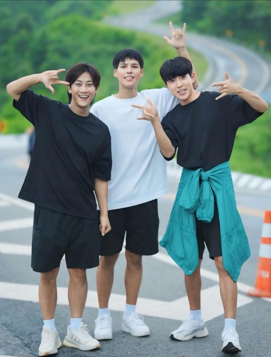 WalailugP's tweet photo. ชอบสามหนุ่มบนถนนหมายเลขสามค่ะ #พี่จอง#คัลแลน#น้องแดน https://t.co/uqUEo8QomW