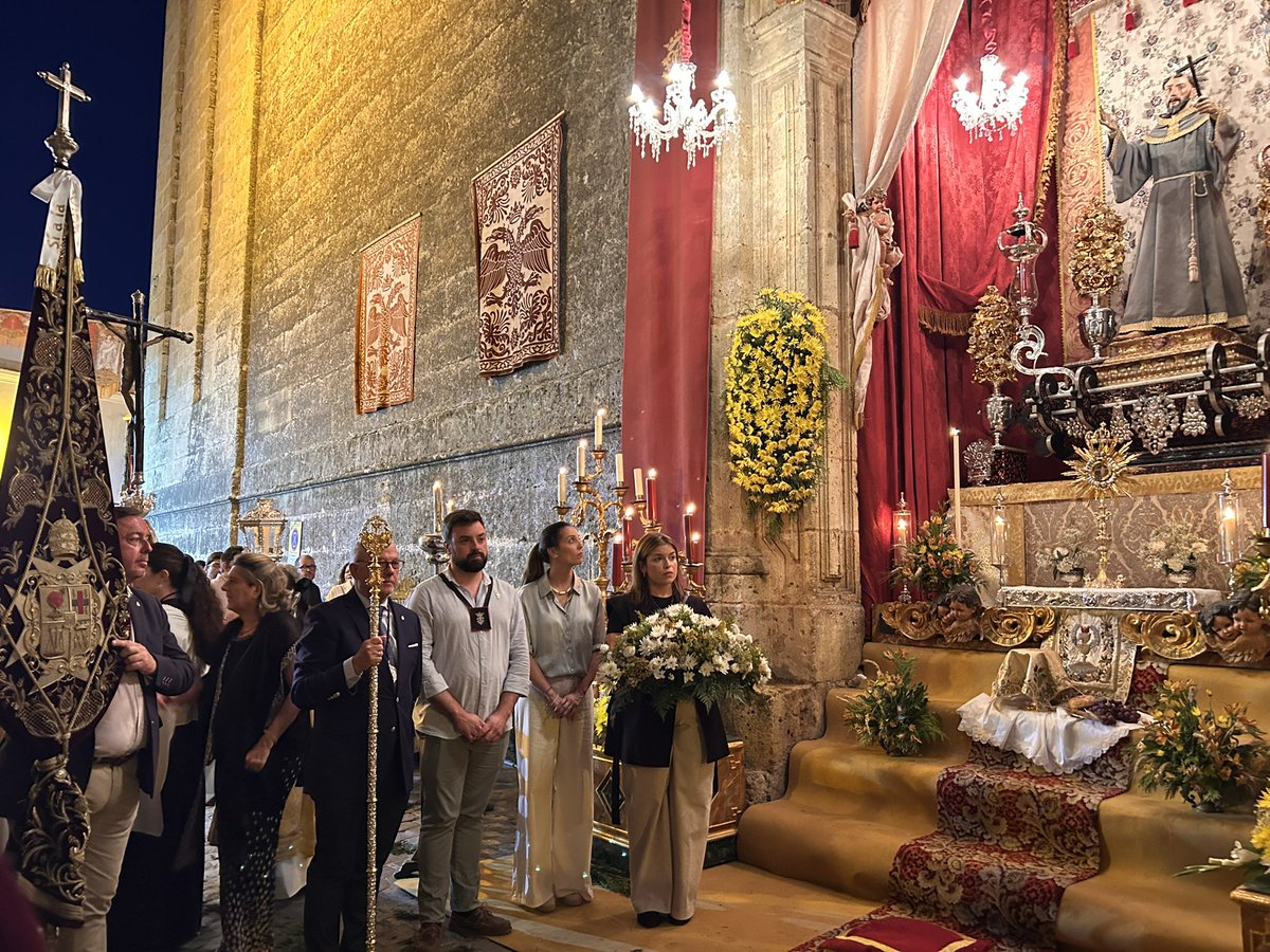 QuintaAngustia's tweet photo. ... nuestra Hermandad en manos del hermano mayor les ofreció un centro floral. Un gesto que reafirma nuestro carácter franciscano y seráfico, rezándose seguidamente unas oraciones. https://t.co/fWHryDRe6k