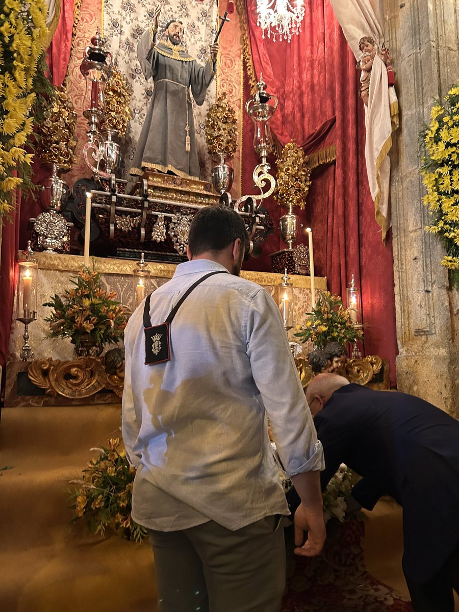 QuintaAngustia's tweet photo. ... nuestra Hermandad en manos del hermano mayor les ofreció un centro floral. Un gesto que reafirma nuestro carácter franciscano y seráfico, rezándose seguidamente unas oraciones. https://t.co/fWHryDRe6k