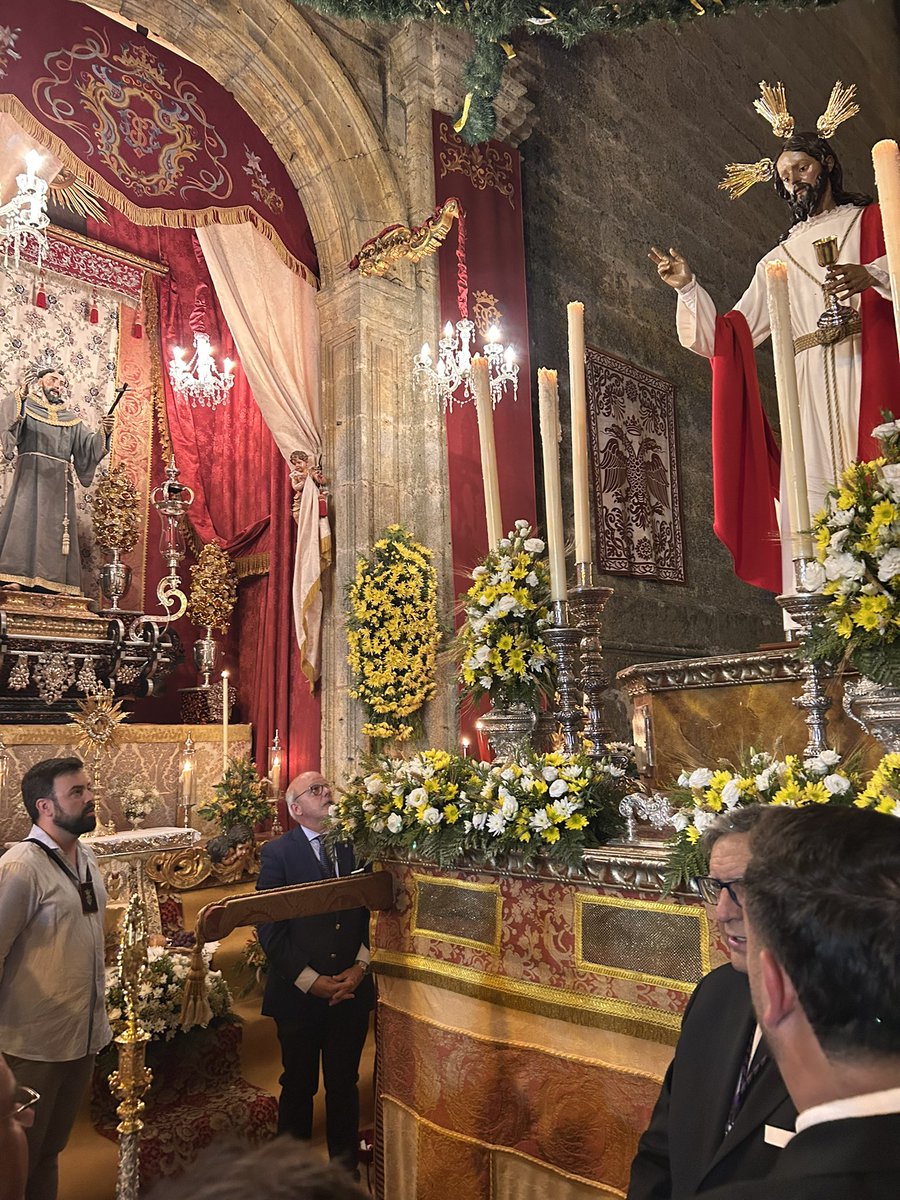 QuintaAngustia's tweet photo. ... nuestra Hermandad en manos del hermano mayor les ofreció un centro floral. Un gesto que reafirma nuestro carácter franciscano y seráfico, rezándose seguidamente unas oraciones. https://t.co/fWHryDRe6k