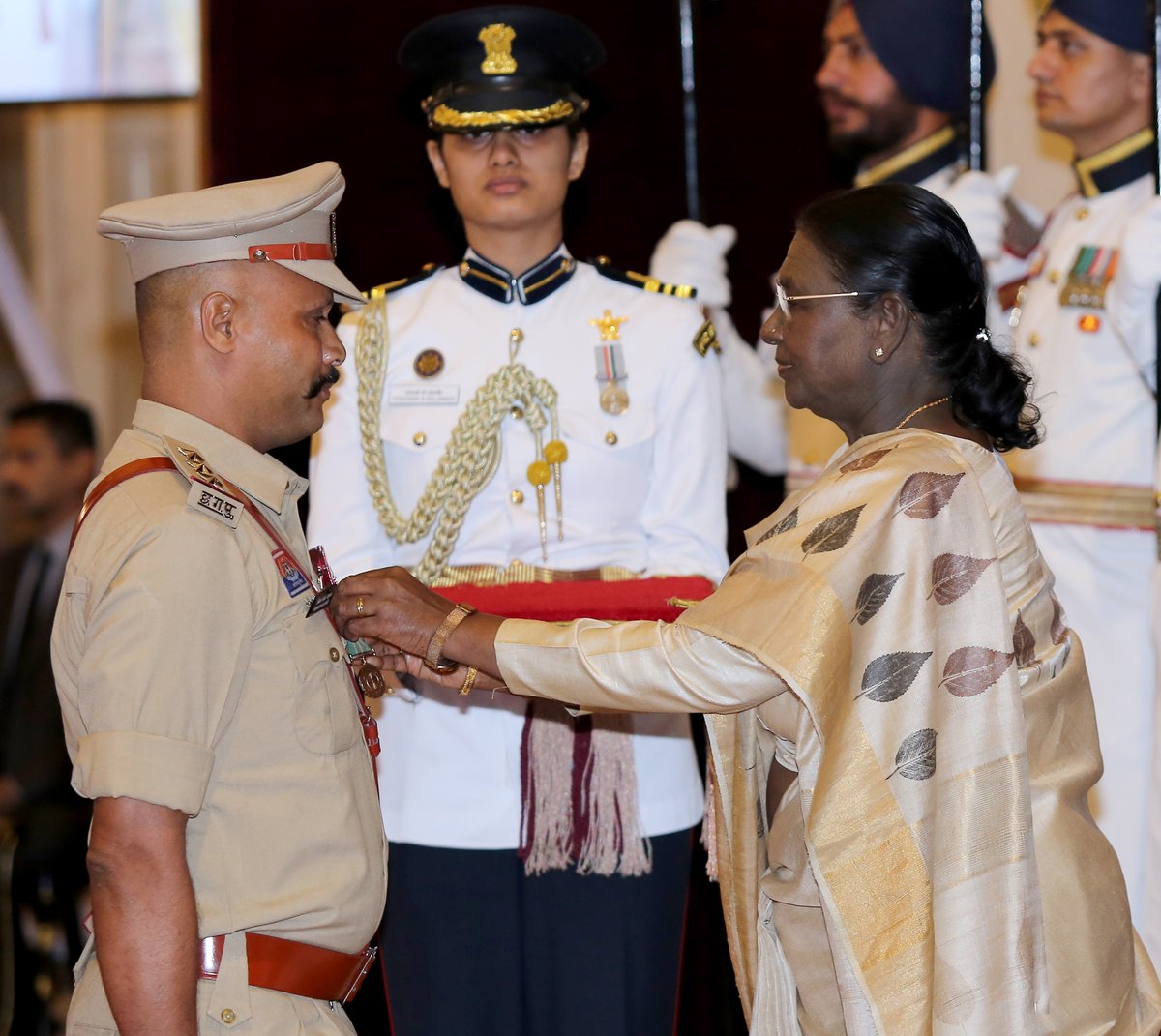 SpokespersonMoD's tweet photo. President Smt Droupadi Murmu presented Shaurya Chakra to Inspector Shri Rameshwar Prasad Deshmukh during Defence Investiture Ceremony 2026 (Phase-1) in New Delhi on June 08, 2026 https://t.co/A0XF32dWUK