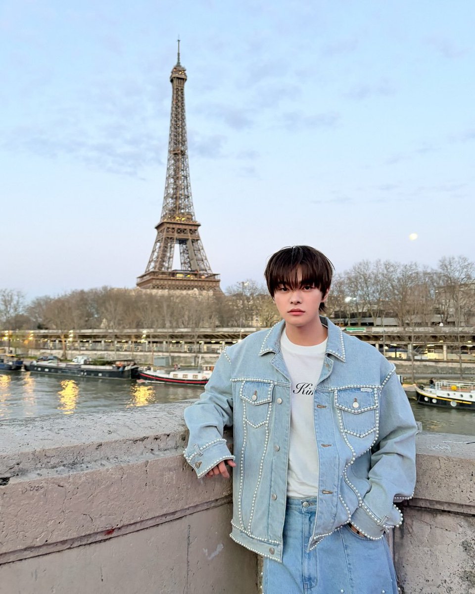 Ieoowsgd's tweet photo. all my love from eiffel. 🩵 https://t.co/obRlBnZ87d