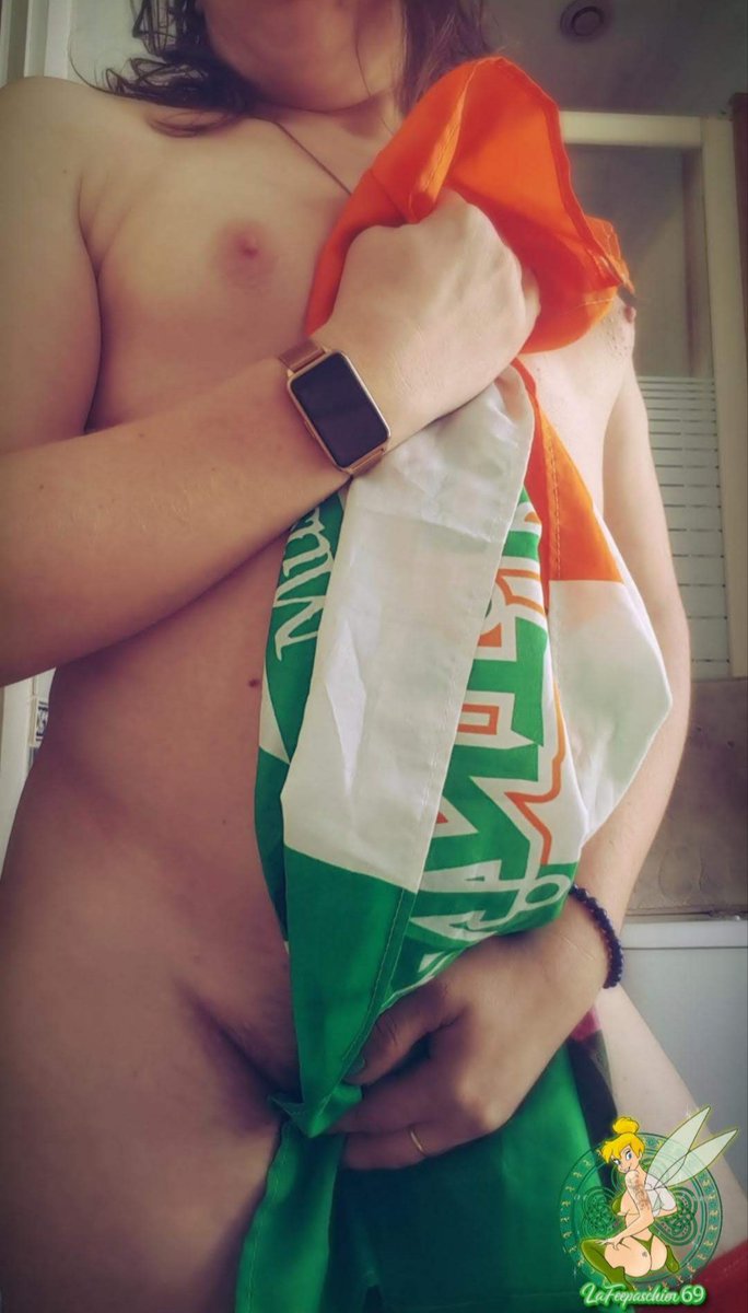 lafeepaschier69's tweet photo. Halò.....
Désir de soirée.....
Prête pour le match de ce soir.....
Mais mon cœur vacille entre les deux..... https://t.co/4ZGFqTt0Ro