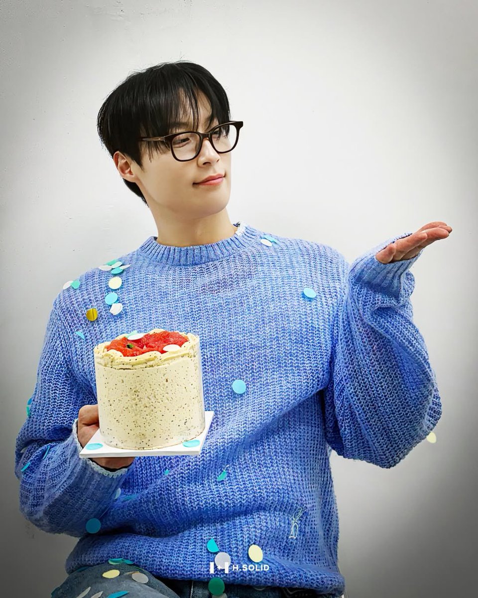 babbdd0's tweet photo. 안경이좋아서소리지르고싶음 생일매일하자 https://t.co/HkQ4k7AlwU