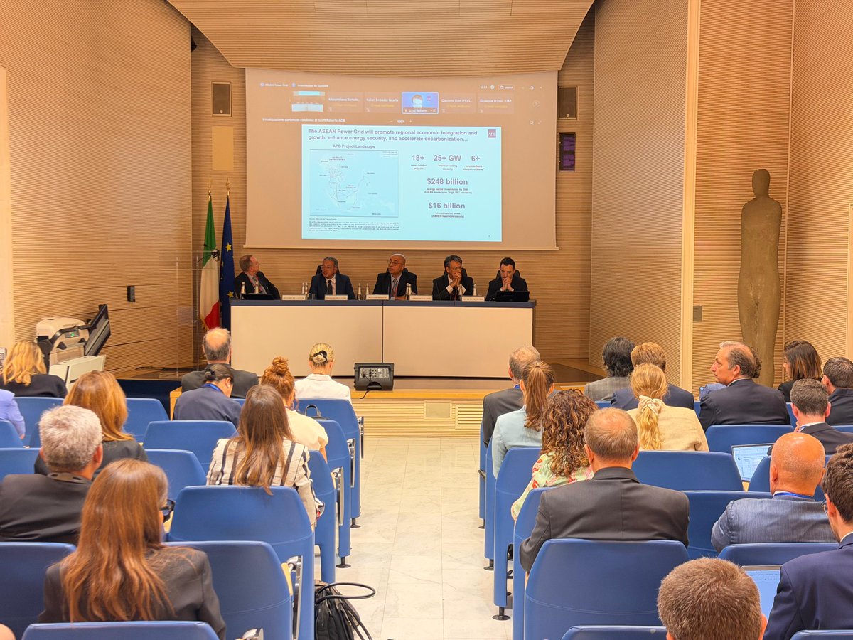 ItalyMFA's tweet photo. 📍 Il Sottosegretario @DellUtriMassimo è intervenuto alla #Farnesina, all'evento di presentazione dell'ASEAN Power Grid @aseanenergy.

L'iniziativa regionale si inserisce nel quadro del #PianoExport ed è volta a rafforzare la produzione e l'interconnessione elettrica tra i Paesi del Sud-Est asiatico, per favorire gli scambi energetici transfrontalieri, la sicurezza energetica e la transizione verde.

Nel corso dell'evento sono state illustrate le opportunità per le aziende italiane del settore, nonché gli strumenti finanziari e i meccanismi di supporto dedicati alle imprese, evidenziando le modalità di accompagnamento e accesso al mercato per gli operatori economici interessati.

Leggi il comunicato 👉 https://t.co/SshXtp5URW