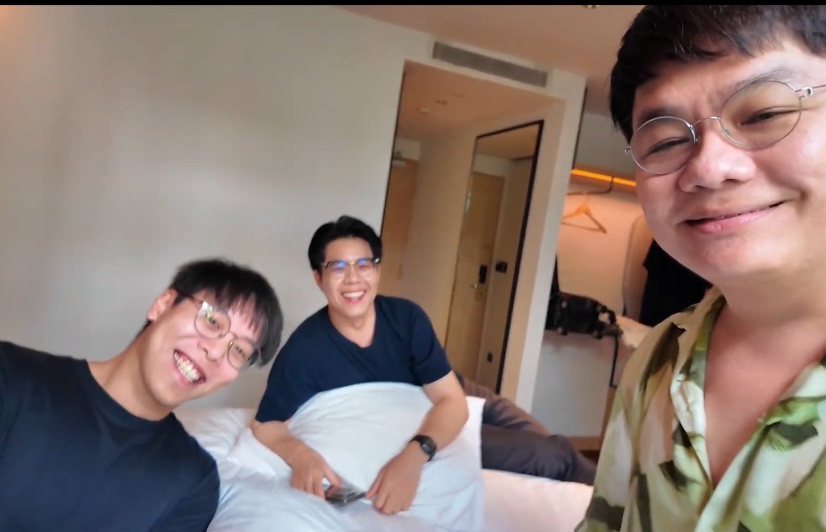Donaldae's tweet photo. กูทั้งอกหัก กูทั้งฟิน 😂 #ไกลบ้าน กับ 3 แว่น 
เค้านอนด้วยกัน ย้ำมีความสุขมาก 🥴 | เค้าเดินตัวติดกัน เรียกกัน ‘เธอ’ | เคลียร์โพ วินบูม ไม่ใช่คู่จิ้นคู่จริง  | มีซีนไหว้แม่ยายผ่านคลิป โอ้ยยย ฟินนนนนน https://t.co/eEAq8DZFNI