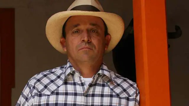 smoelno's tweet photo. La defensa del paramilitar Santiago Uribe Vélez pretende llevar su caso a instancias internacionales pese a que el Tribunal Superior de Antioquia lo condenó en segunda instancia y pese a que la Corte Suprema de Justicia ratificó dicho fallo.

El discurso de "respetar las instituciones" solo le sirve a la derecha hasta que les toca acatarlo.

Santiago Uribe Vélez es un paramilitar asesino, mató a Camilo Barrientos y creó la estructura paramilitar 'Los 12 Apóstoles' en la Hacienda La Carolina, ubicada en Yarumal Antioquia.

Para este tipo 28 años son poco.